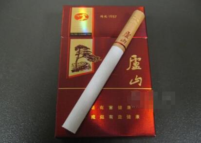 深蓝色带爆珠硬盒香烟